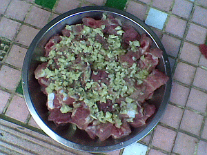 Image: Marinading Chinese Spare Ribs or Pi Gwat - Click to Enlarge